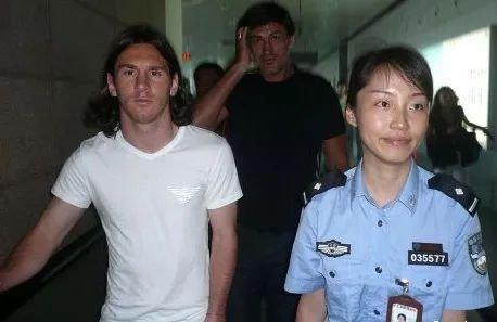 2008年，梅西（左）跟班阿根廷奥运代表队抵达上海备战北京奥运会