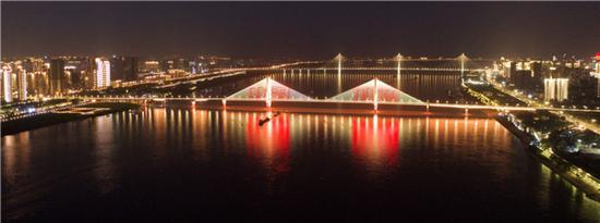 4月14日拍摄的武汉长江二桥附近夜景。新华社记者 才扬 摄
