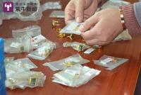 300万黄金珠宝被收费站当假货 你一把我一把随便拿