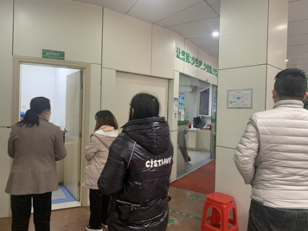 社康的发热哨点黄琼/摄