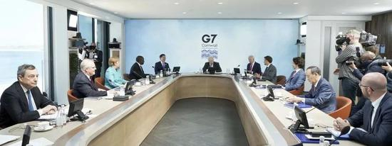 　　文在寅首次参会便与拜登分别坐在东道主英国首相约翰逊的左右手旁，令不少韩媒振奋。&nbsp;图源：yonhap