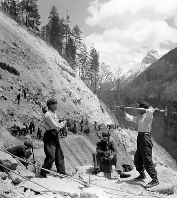  ▲没有任何机械工具辅助下筑路