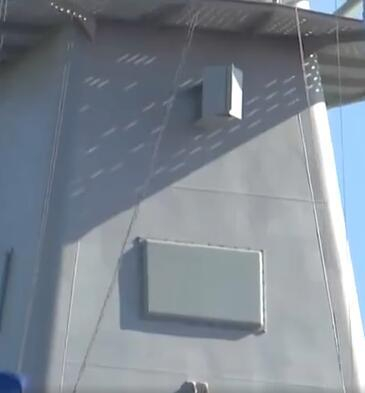 山东舰主桅上的矩形平板天线（作者供图）