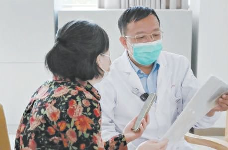苏州大学附属第一医院血液科主任医师陈苏宁正在查看患者的检查报告。