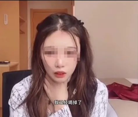  网红“罗小猫猫子”在某平台直播喝农药。