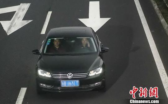 资料图：某布置在高速路上的“高清电子眼”拍摄到车内男子正在接打电话。无锡交警供图