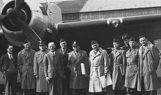  △1945年4月，钱学森（上图右四）随冯·卡门飞赴战火纷飞的德国进行考察。