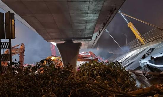 　△事故现场的独柱桥墩只有一个支撑