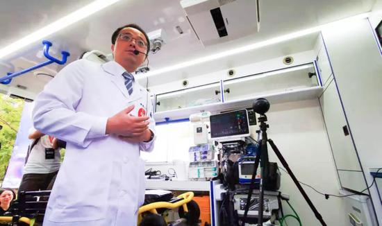 △在浙医二院的中国移动5G救护车里，医疗人员正在讲解5G给救护带来的改变。通过5G技术，医生可以通过远程的数据采集对患者进行救护，大大增加“黄金时间”。