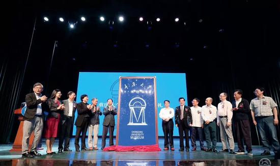 　　10月7日上午9时，重庆大学博物馆举行开馆典礼，校领导及嘉宾为博物馆揭幕。右二为吴应骑，左一为吴文厦。供图/重庆大学博物馆