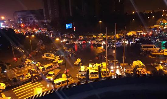 一位民警的朋友圈：“不安分的雪夜，总算可以休息了，还有3个小时就下班了，希望这班头能够睡上3个小时”&nbsp; 本文图片均来自“杭州新闻”微信公号