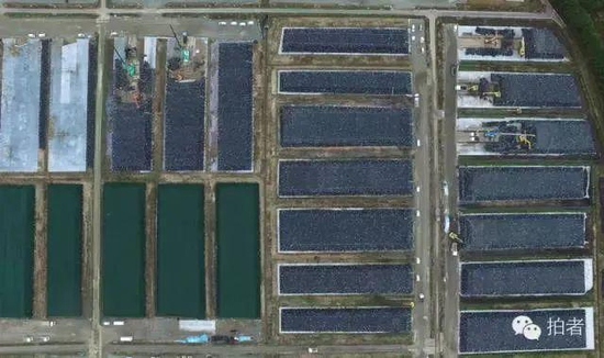 　　▲2015年，福岛禁区沿途几十公里的开阔地带，密密麻麻摆放了核辐射污染土包装袋。新京报记者 陈杰 摄