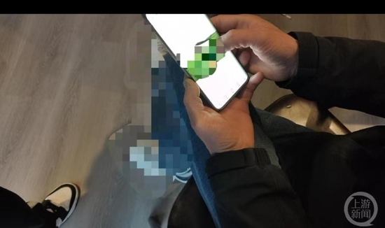 　▲刘文手机内有刘晓各成长阶段照片。图片来源/上游新闻记者 苏笃 摄