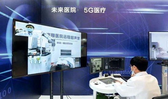 △2021年5月7日，上海瑞金医院，医生通过远程控制5G机械臂为病人做B超。
