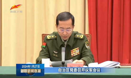 进行点评的是新疆军区党委书记,政委杨诚.