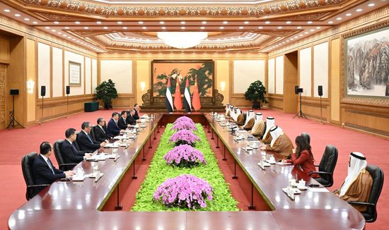 4月14日上午，国家主席习近平在北京人民大会堂会见来华访问的阿联酋阿布扎比王储哈立德。新华社记者 李响 摄