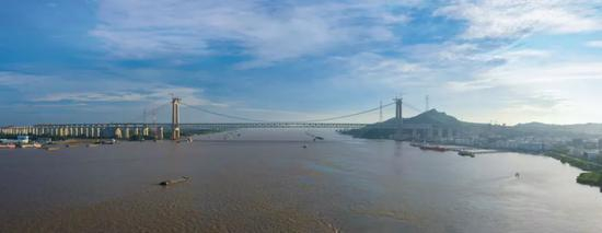  ▲五峰山长江大桥全景图
