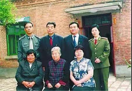 焦家六个孩子和母亲拍摄于2004年&nbsp; 焦守云提供