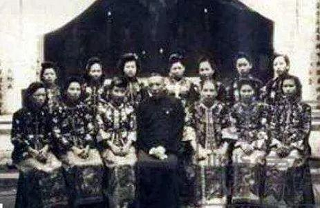 ▲杨森和他的姨太太们