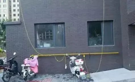  电动自行车“飞线充电”。图源：网络