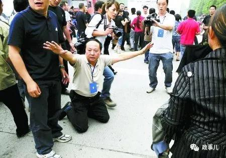 地震发生后，蒋国华曾下跪劝阻上访群众。