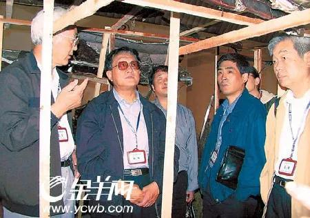 （图为乌国庆‘左二’在犯罪现场勘验）