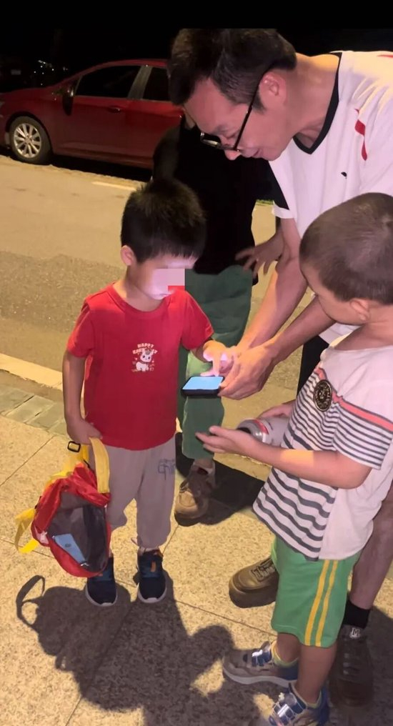 图为大家一起安抚小元。