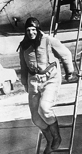 ▲这是加加林胜利完成历史上第一次宇宙飞行任务之后，顺利归来。（新华社）