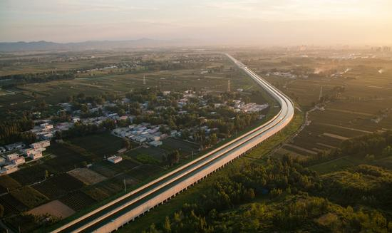 图为位于河南省平顶山的南水北调中线工程中世界上规模最大的渡槽工程——沙河渡槽