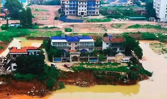 ▷涉拆区域目前只剩下4栋别墅未拆，其中3栋连成一排，归属涂汉江夫妇，摄于2016年6月（翻拍）