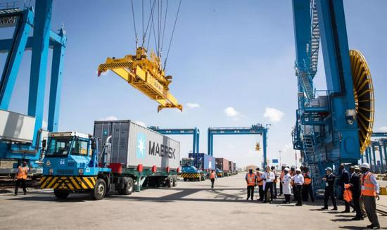 ↑这是2017年12月16日拍摄的肯尼亚内罗毕内陆集装箱港。新华社记者吕帅摄