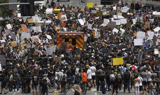 图为洛杉矶抗议活动现场。（美联社）