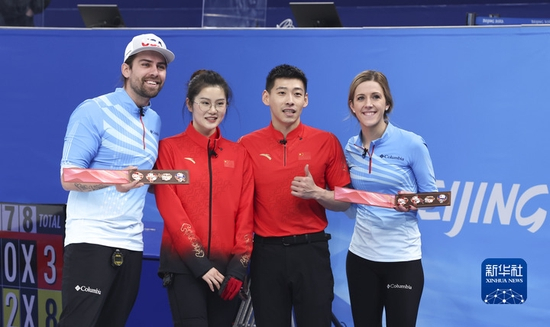 2月5日，中国队选手范苏圆（左二）、凌智（左三）与美国队选手克里斯托弗·普利斯（左一）、维姬·佩辛格在北京2022年冬奥会冰壶混双循环赛比赛后合影。新华社记者王婧嫱摄