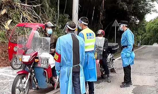5月15日，防疫人员对欲进入广安的路人进行劝返。图/视频截图