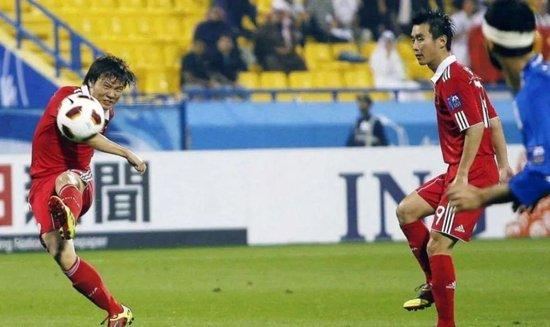 邓卓翔（左）一脚恣意球，中国队1-0投诚法国队