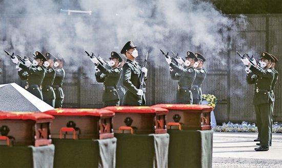 2022年9月17日，第九批在韩中国人民志愿军烈士遗骸安葬仪式在沈阳抗美援朝烈士陵园举行，88名为国战斗牺牲在异国他乡的志愿军英烈在祖国的大地上安息。图为礼兵在安葬仪式上鸣枪致敬。 新华社记者 潘昱龙/摄