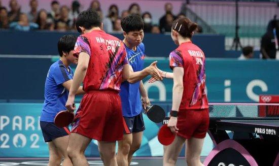 7月27日，李正植（右二）/金琴英（左一）在比赛后和张本智和（左二）/早田希娜握手致意 新华社记者 王东震 摄