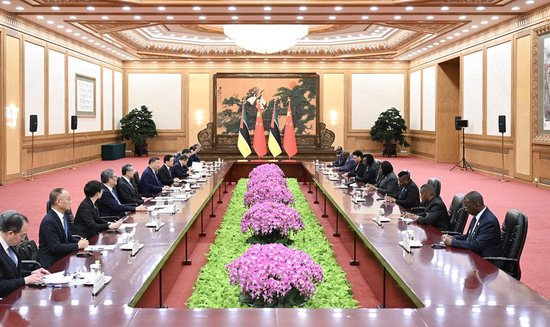 10月14日上午,国家主席习近平在北京人民大会堂会见来华出席全球妇女峰会的莫桑比克总理莱维。