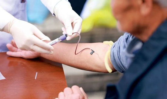 2023年12月1日，贵州省铜仁市疾控中心工作人员为市民免费进行艾滋病筛查。图/视觉中国