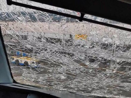  遭到冰雹撞击后的驾驶舱侧面风挡玻璃