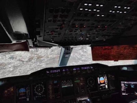 正面风挡玻璃已经成了“蜘蛛网”