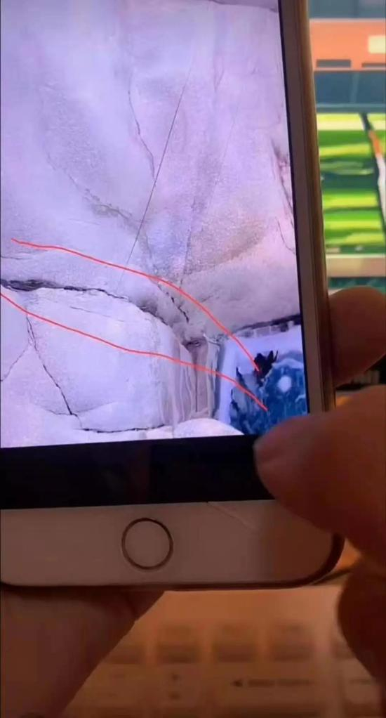 小左称，他掉下去后从这里爬上了岸