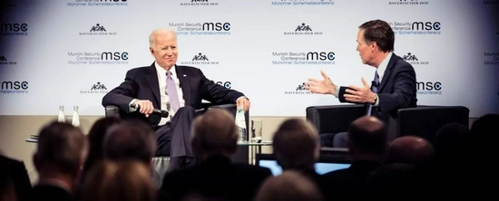 （图说：2019年2月，伯恩斯在慕尼黑安全会议上采访拜登。图/Belfer Center）