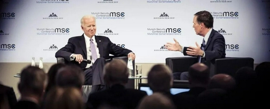  ·拜登（左）和伯恩斯。