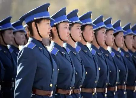 身着05式常服的空军女学员。