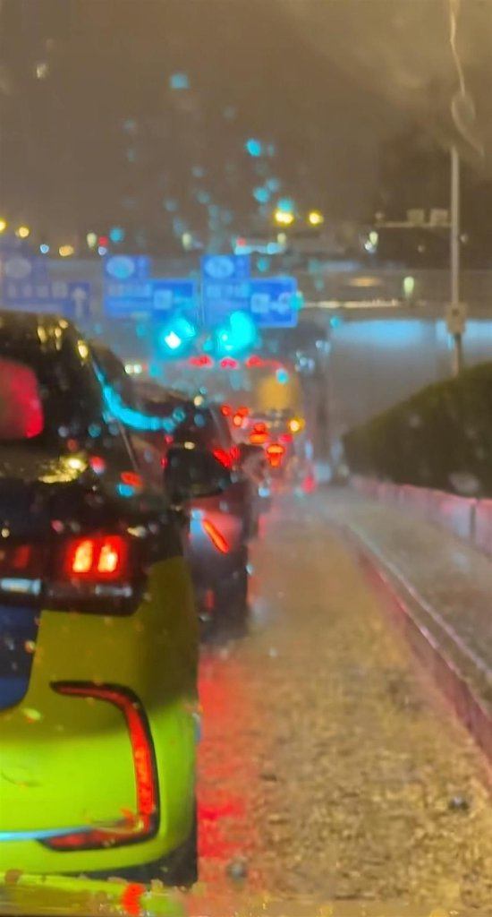  因前排车辆停在天桥下躲避冰雹，造成后排车辆堵塞