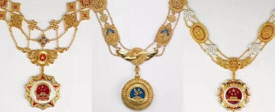 △图从左至右为“共和国勋章”“友谊勋章”以及国家荣誉称号奖章