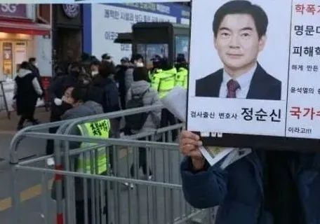  ·民众针对郑淳信事件抗议。