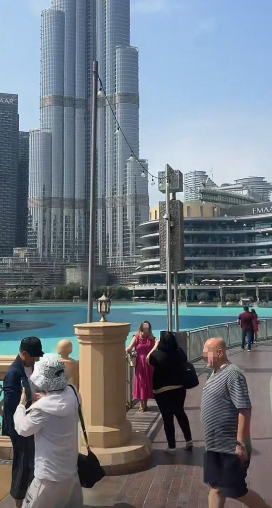游客在迪拜（视频截图）