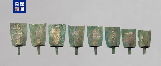 △青铜句鑃，收藏于广州南越王博物院。据院副研究馆员黄巧好介绍，这套青铜句鑃有四个典型特点：①出土句鑃中体形最大；②南越国自铸；③宫廷中实用乐器；④目前所见唯一的西汉时期青铜句鑃。